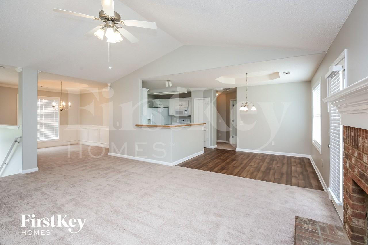 833 Brandon Dr - Photo 2 of 15