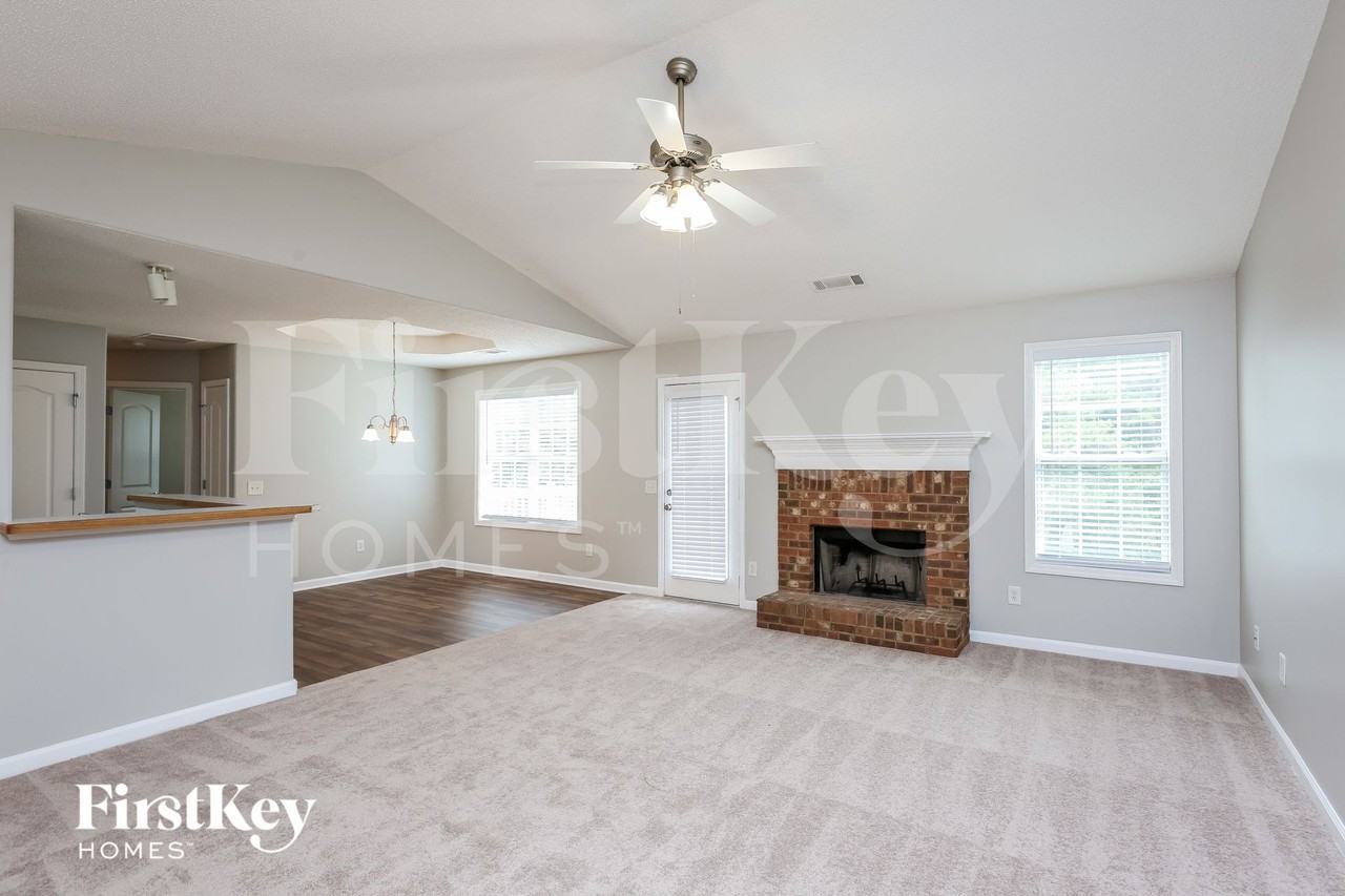 833 Brandon Dr - Photo 3 of 15