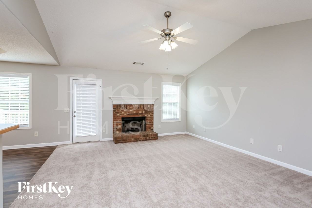 833 Brandon Dr - Photo 4 of 15