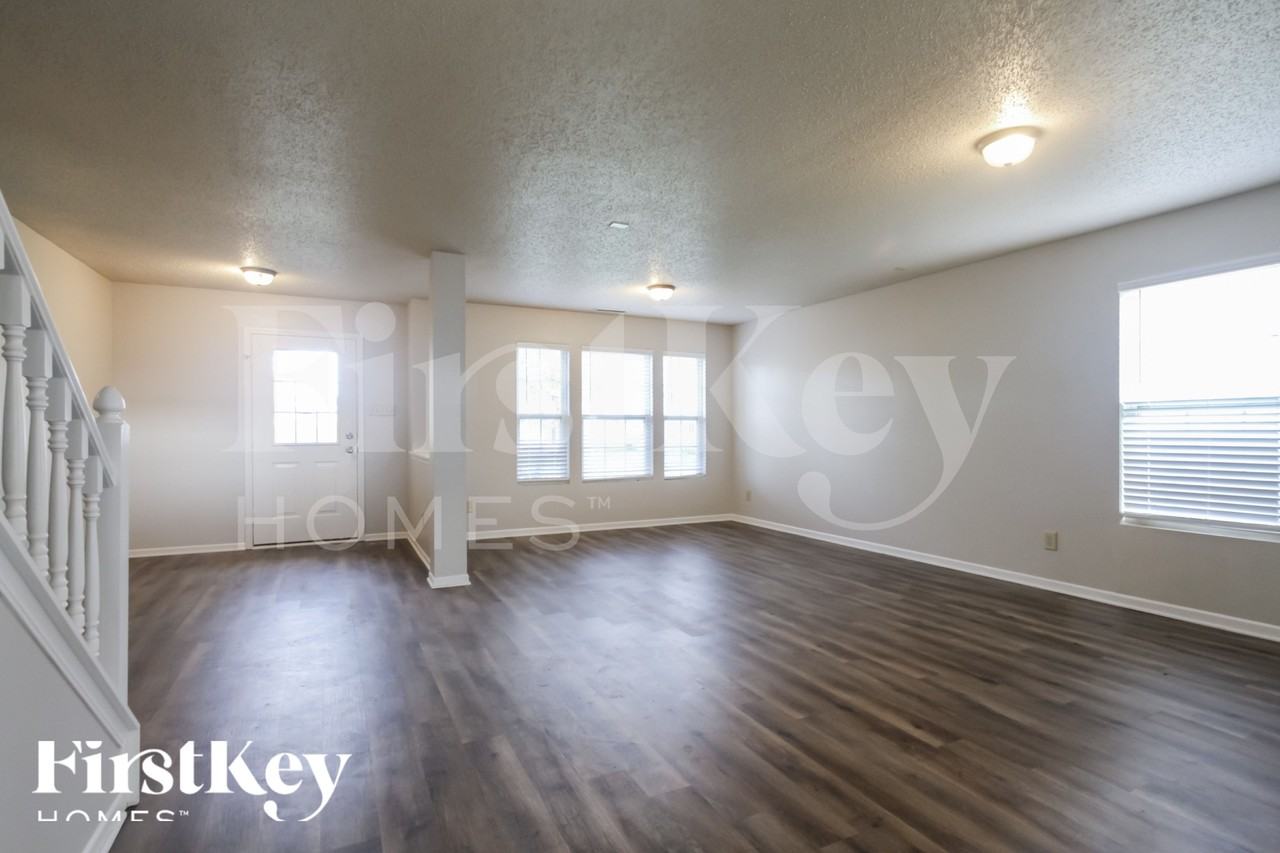 1410 Fortner Dr - Photo 3 of 18