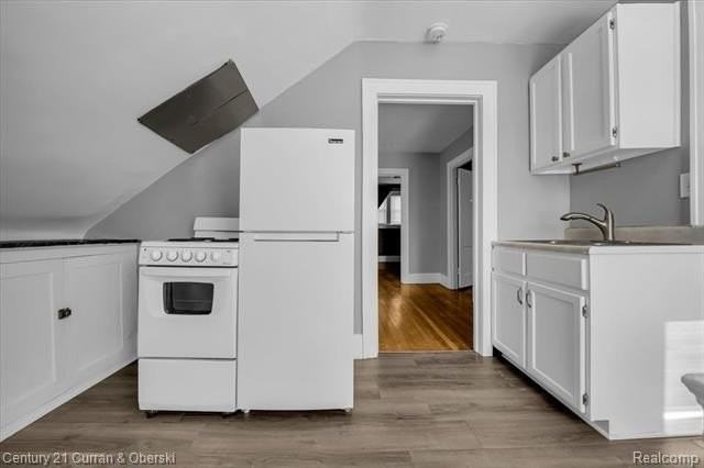 23921 Oxford St - Photo 4 of 26