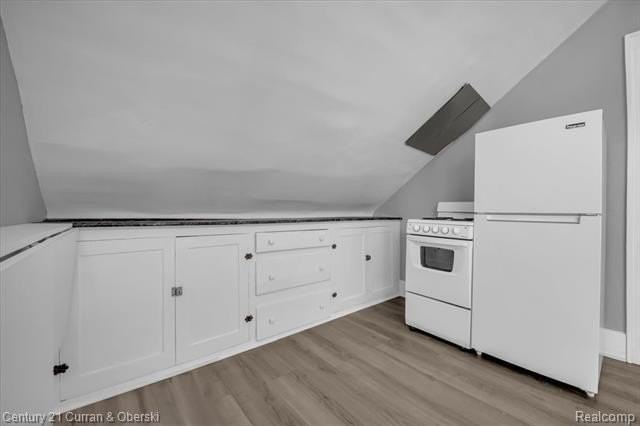 23921 Oxford St - Photo 5 of 26