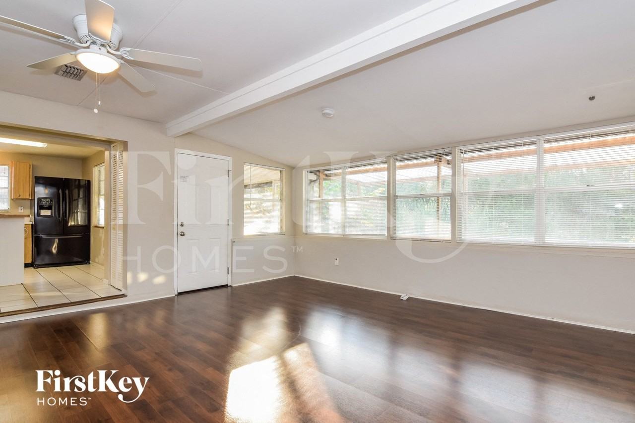 6708 Timberlane West Dr - Photo 5 of 15