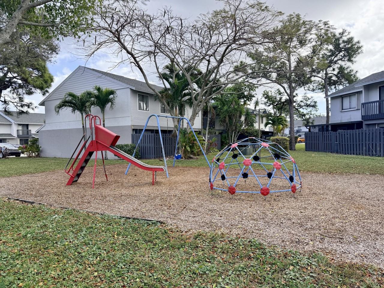 2305 Seaside Dr - Photo 2 of 4