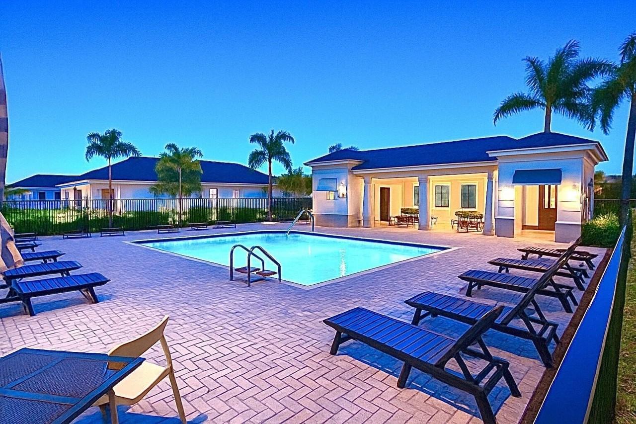 2099 Ne Cedar St - Photo 4 of 19