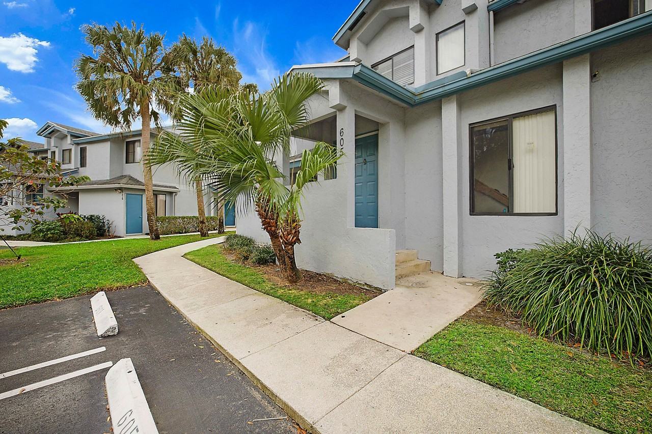 605 Harbour Pointe Way - Photo 2 of 48