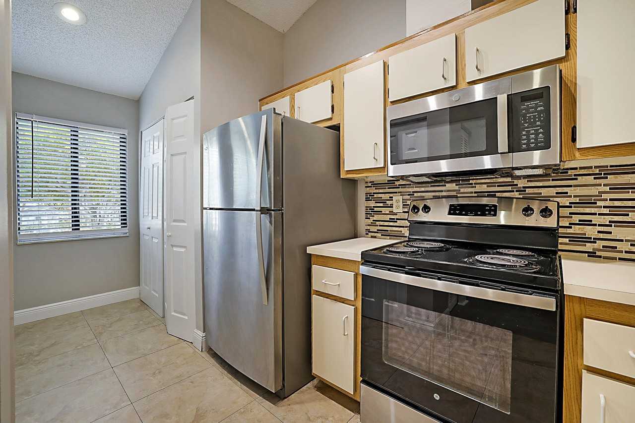 605 Harbour Pointe Way - Photo 5 of 48