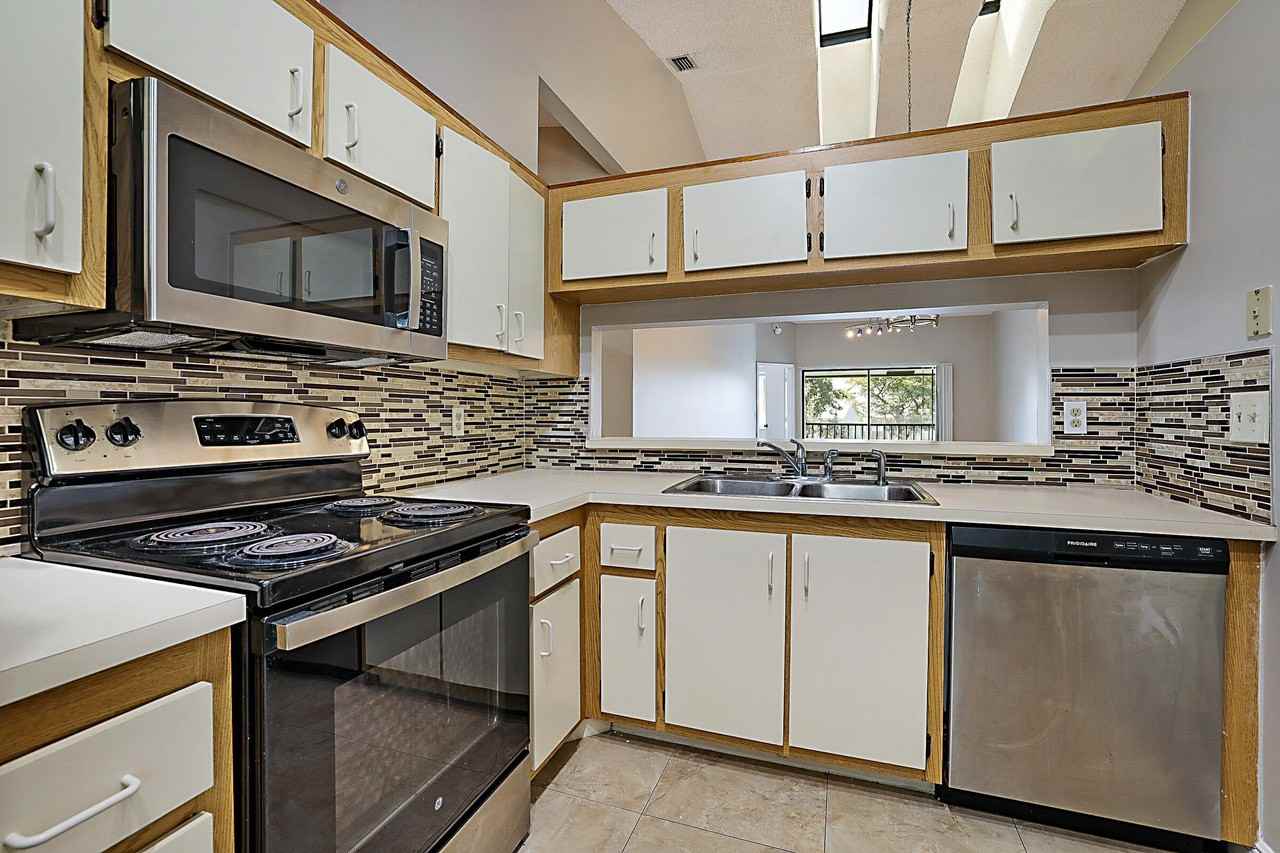 605 Harbour Pointe Way - Photo 6 of 48