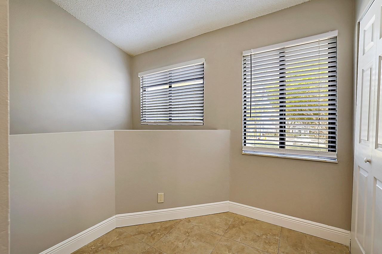 605 Harbour Pointe Way - Photo 7 of 48