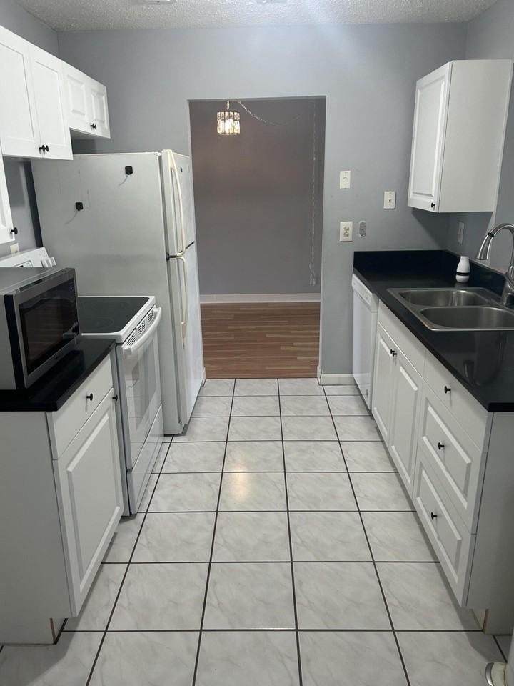 1310 Sw 18th Ct - Photo 4 of 13