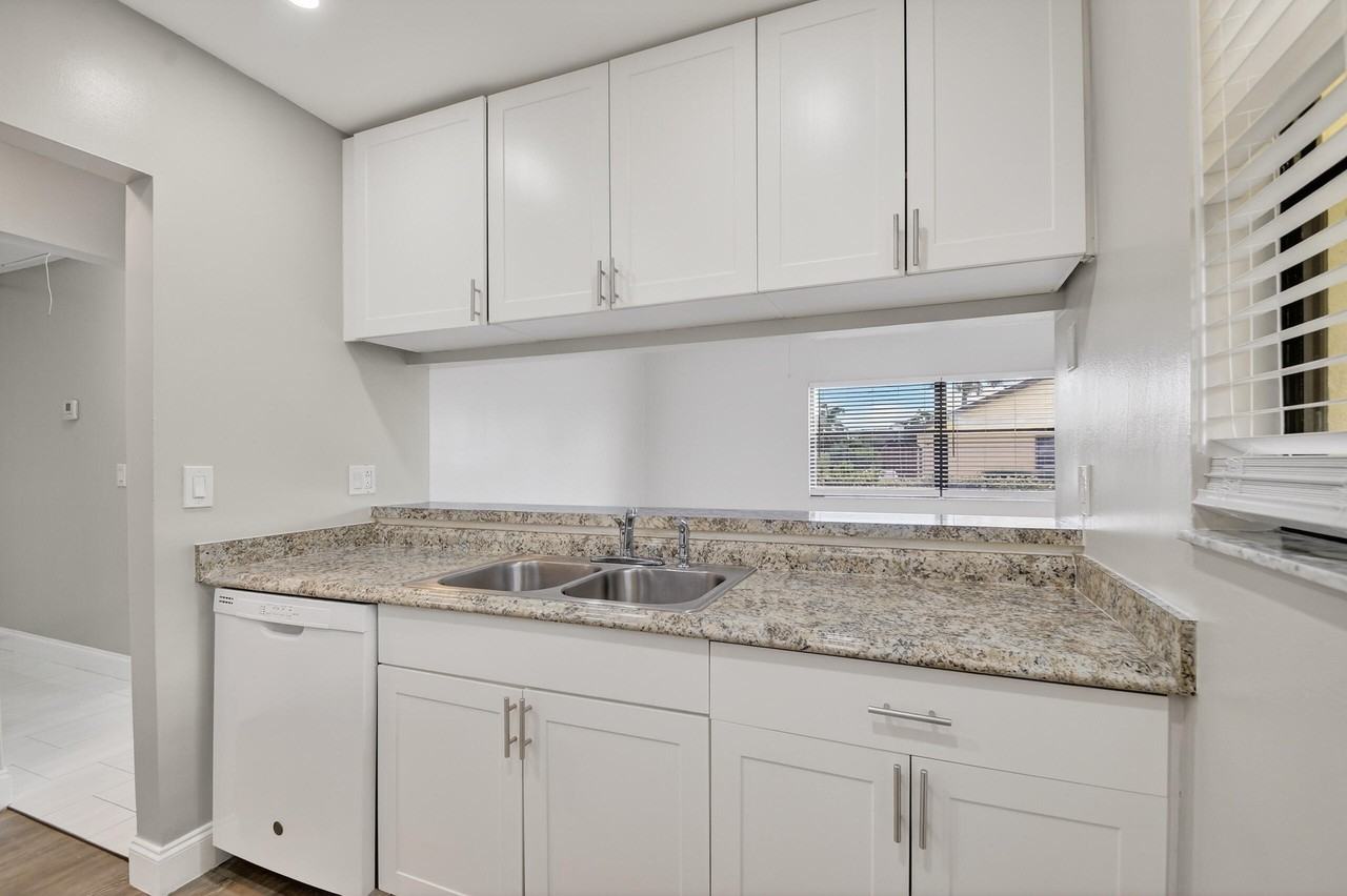 484 Springdale Cir #48D - Photo 5 of 50