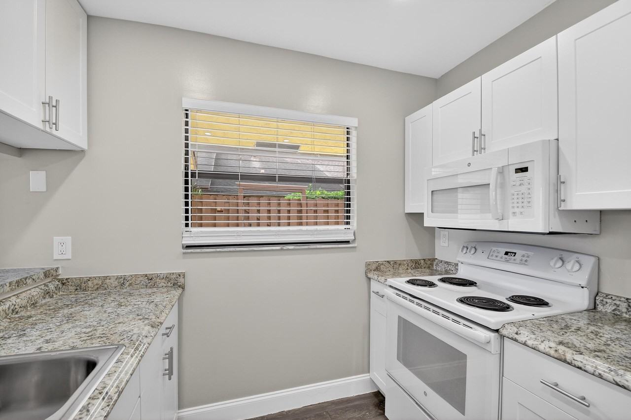 484 Springdale Cir #48D - Photo 6 of 50