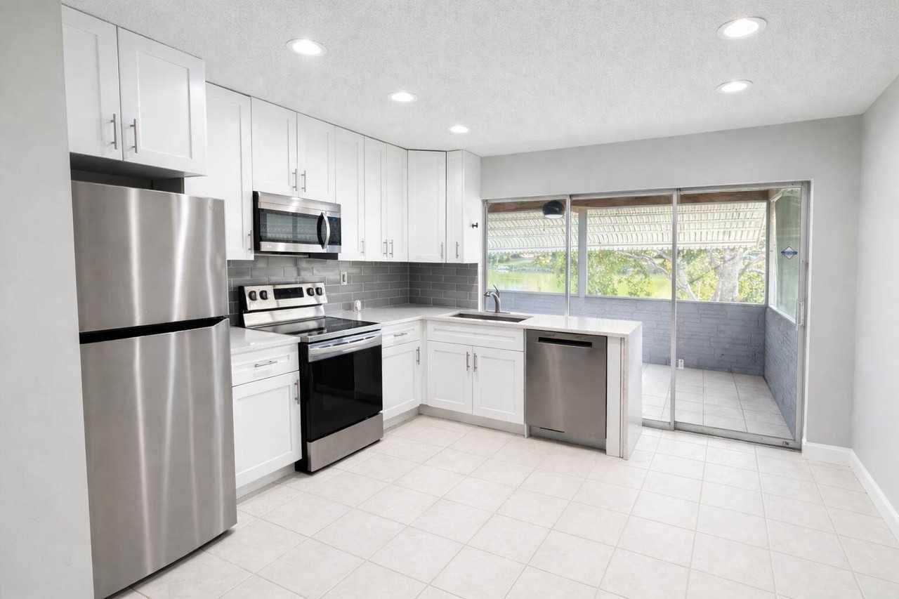 2616 Nw 49th St - Photo 3 of 10