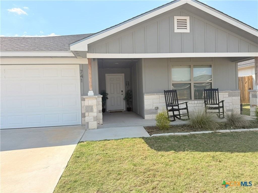 741 Freedom Cir - Photo 2 of 28