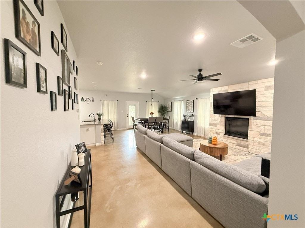 741 Freedom Cir - Photo 5 of 28