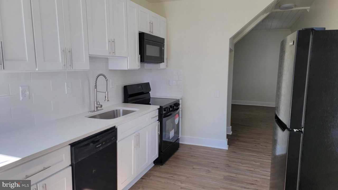 637 S Paca St Apt B - Photo 2 of 5