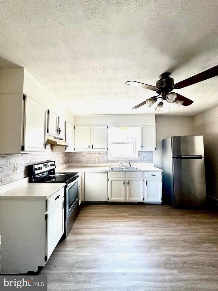 151 W Granada Ave Unit 1 - Photo 3 of 11