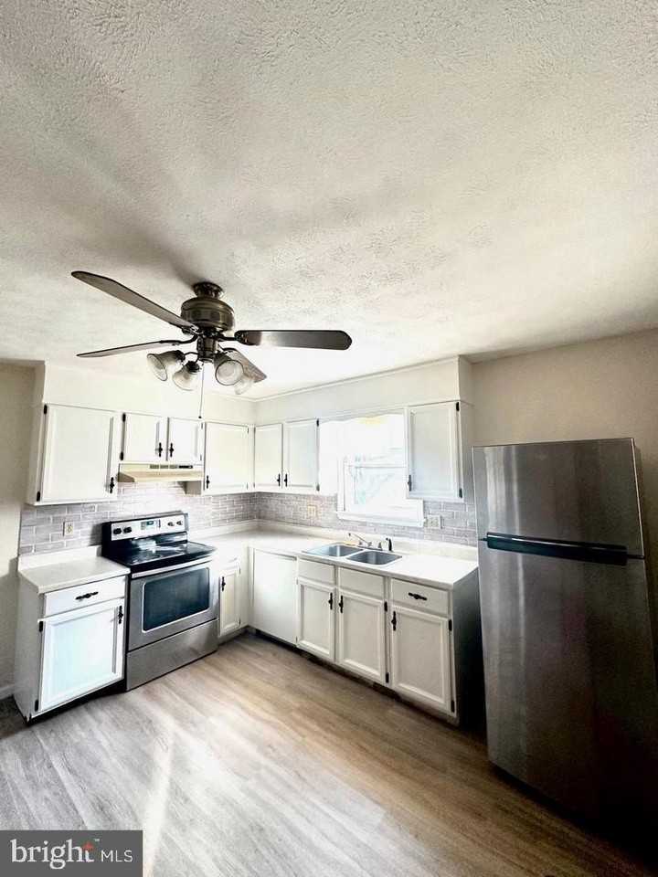 151 W Granada Ave Unit 1 - Photo 4 of 11