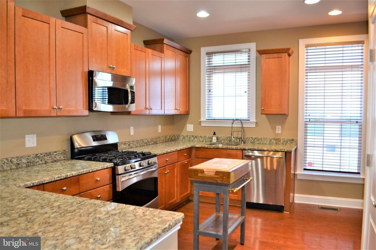 426 N Thomas St - Photo 7 of 47