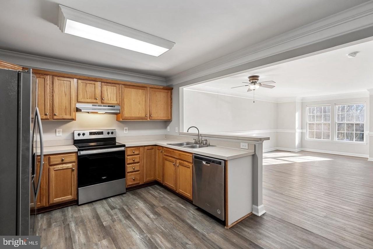 853 Gallows Ct - Photo 7 of 30