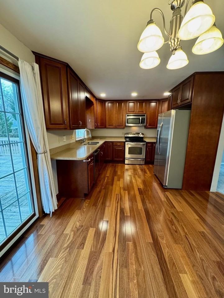 8008 Noel St - Photo 4 of 18