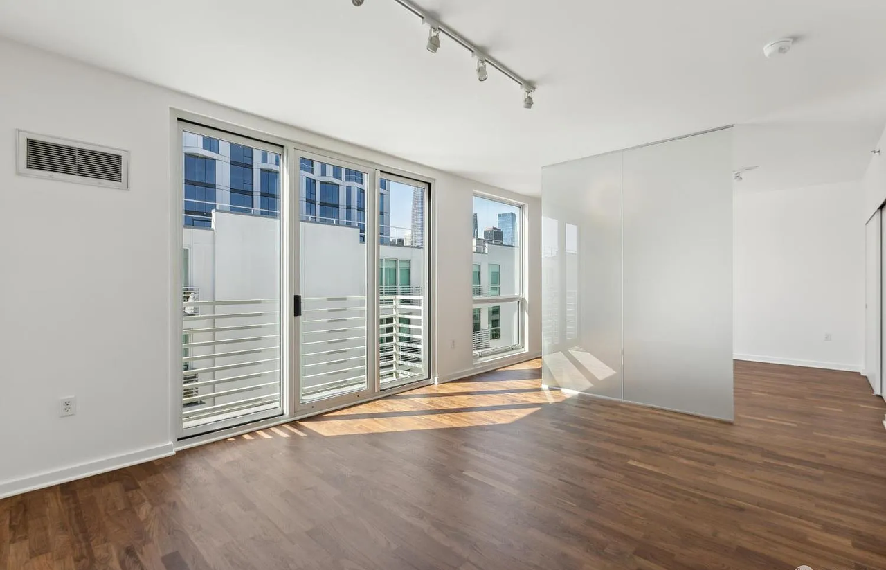 555 4th St #901 - Photo 4 of 10