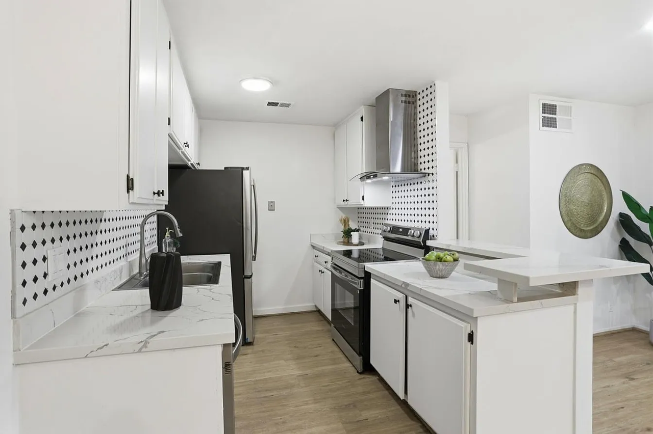 247 N Capitol Ave #105 - Photo 6 of 29