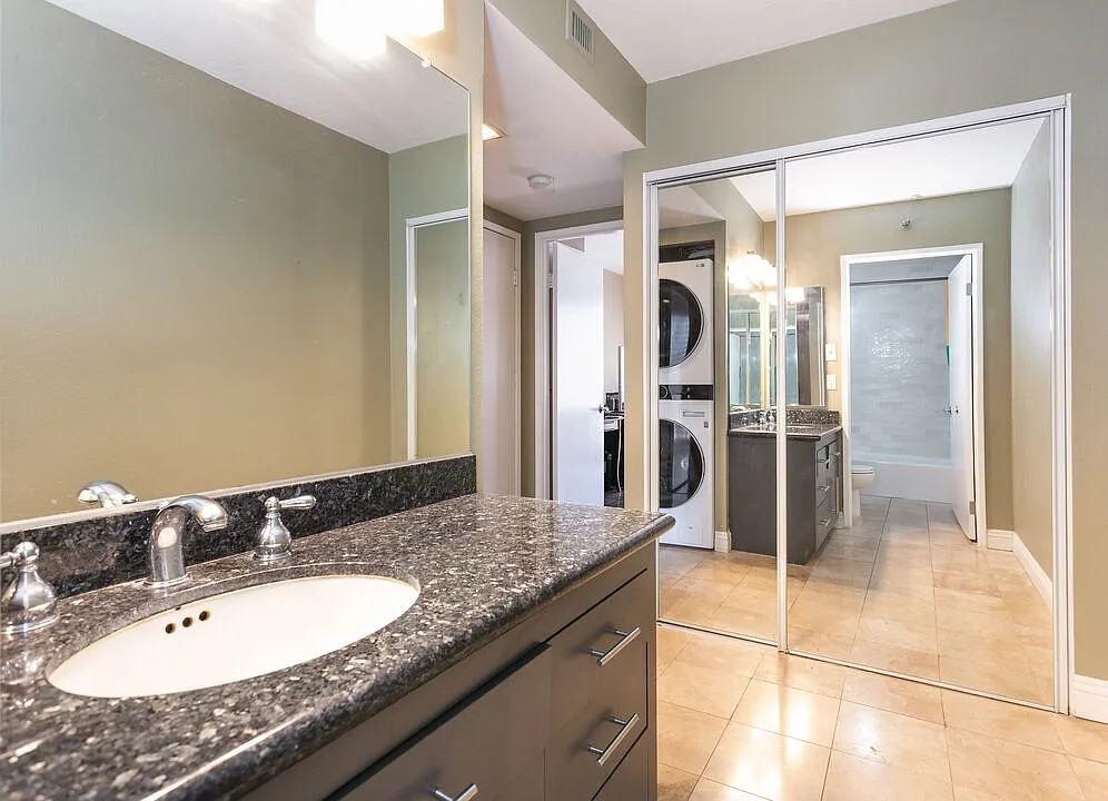 600 W 9th St #810 - Photo 3 of 18