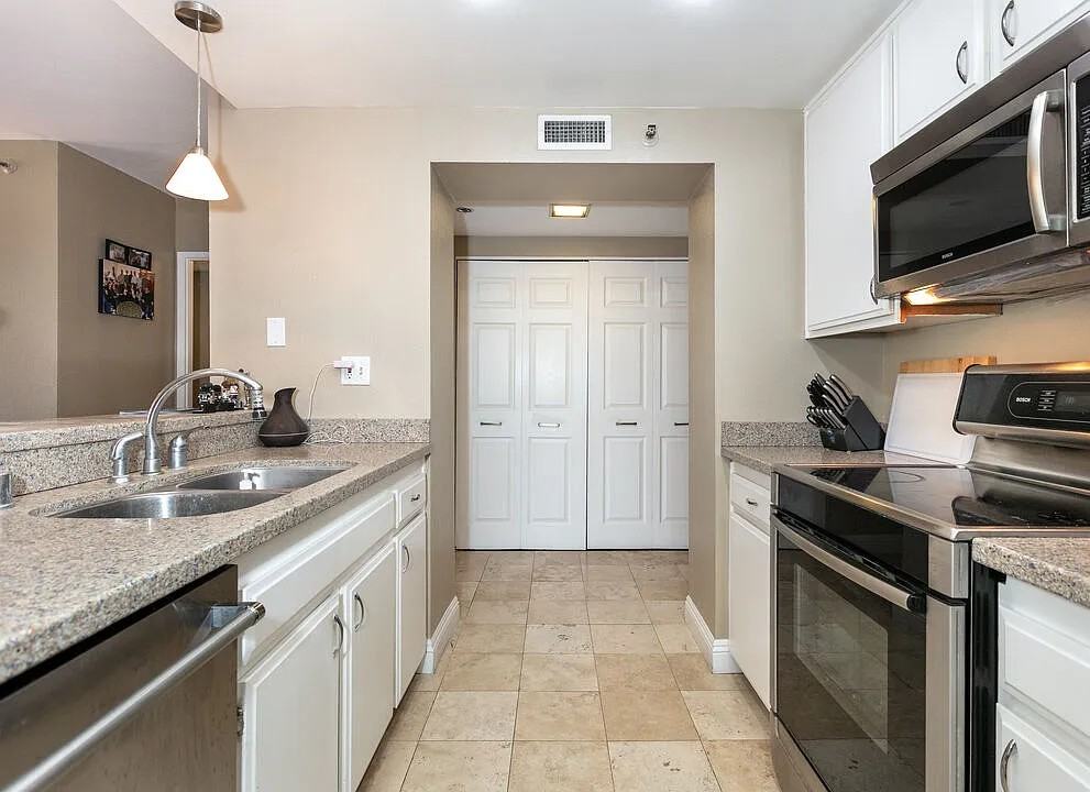 600 W 9th St #810 - Photo 5 of 18