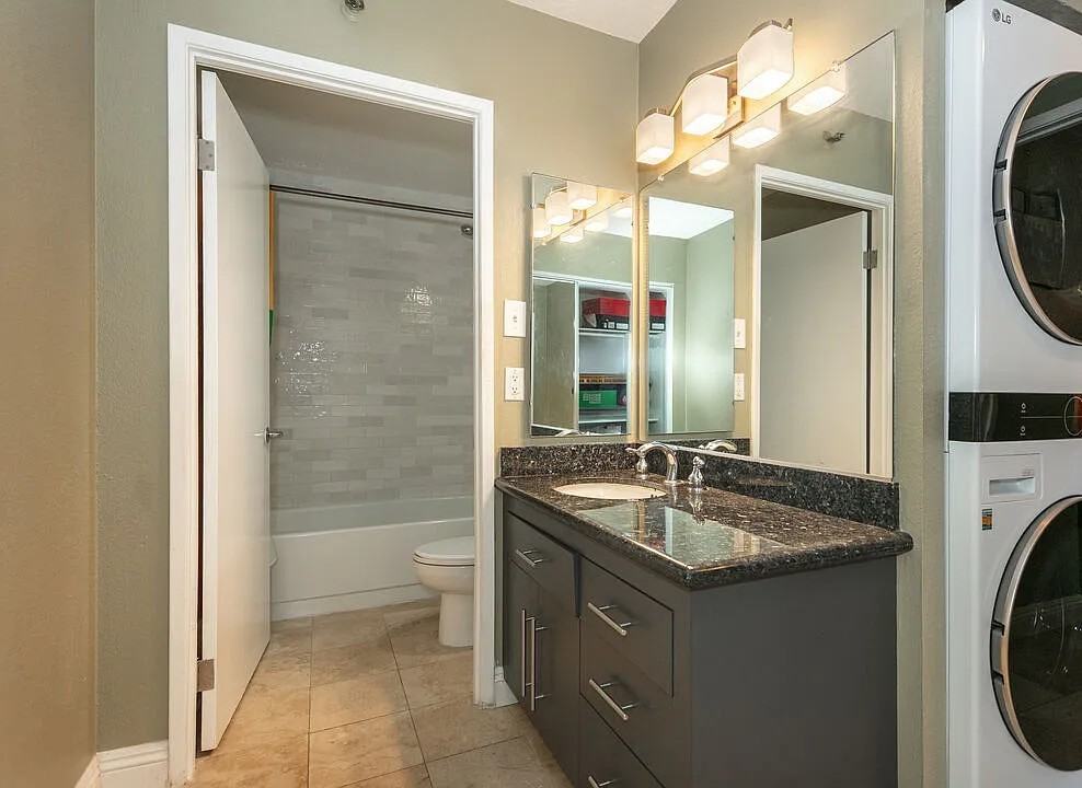 600 W 9th St #810 - Photo 7 of 18