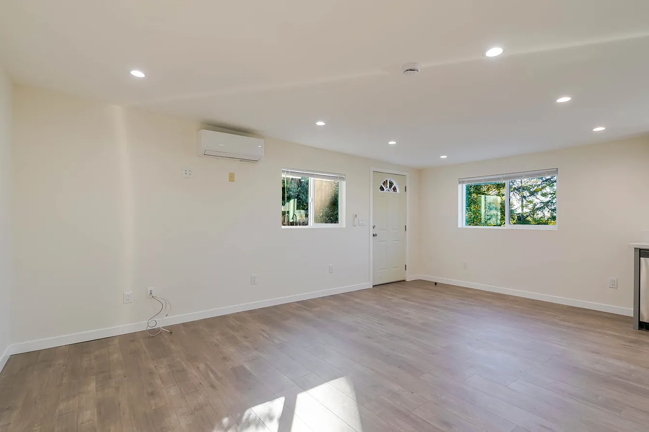 10528 1/4 Hillhaven Ave - Photo 3 of 12