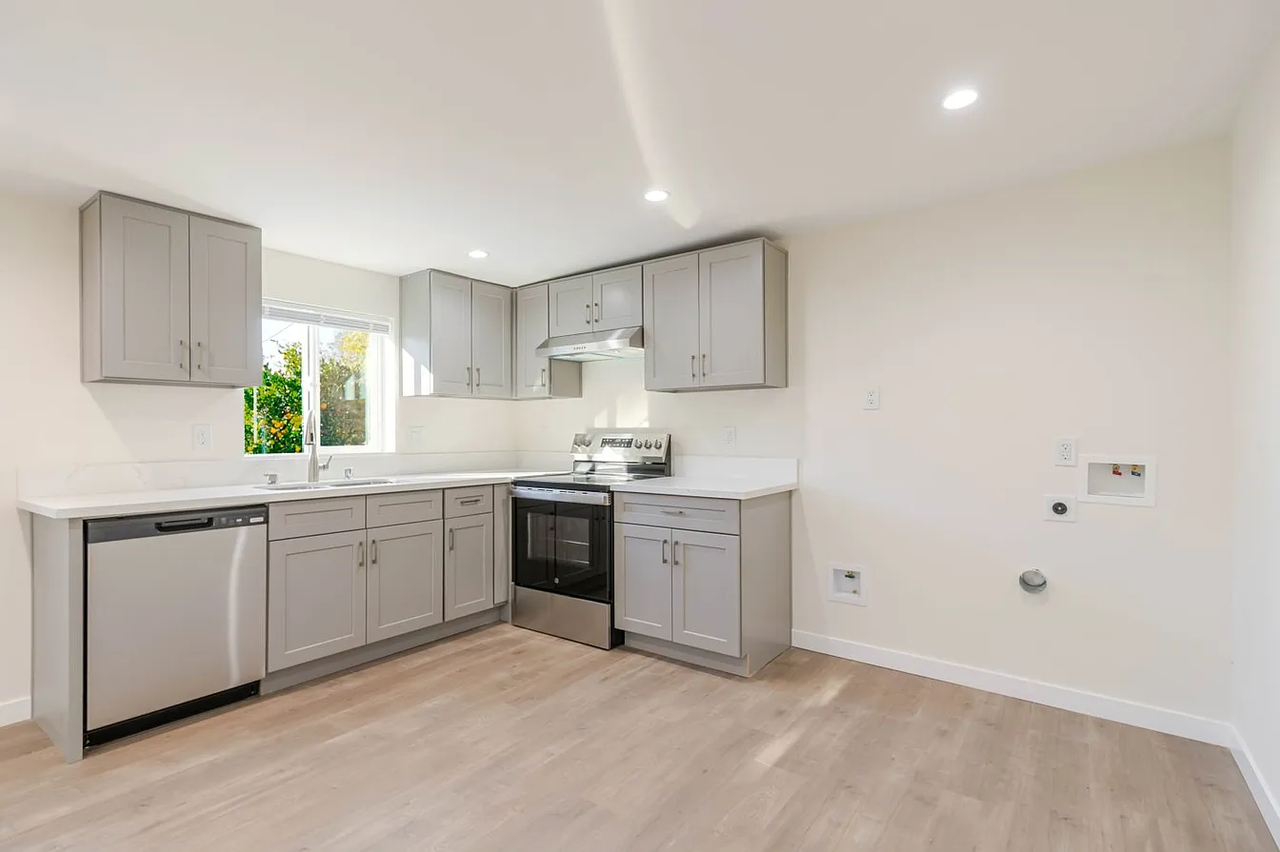 10528 1/4 Hillhaven Ave - Photo 4 of 12