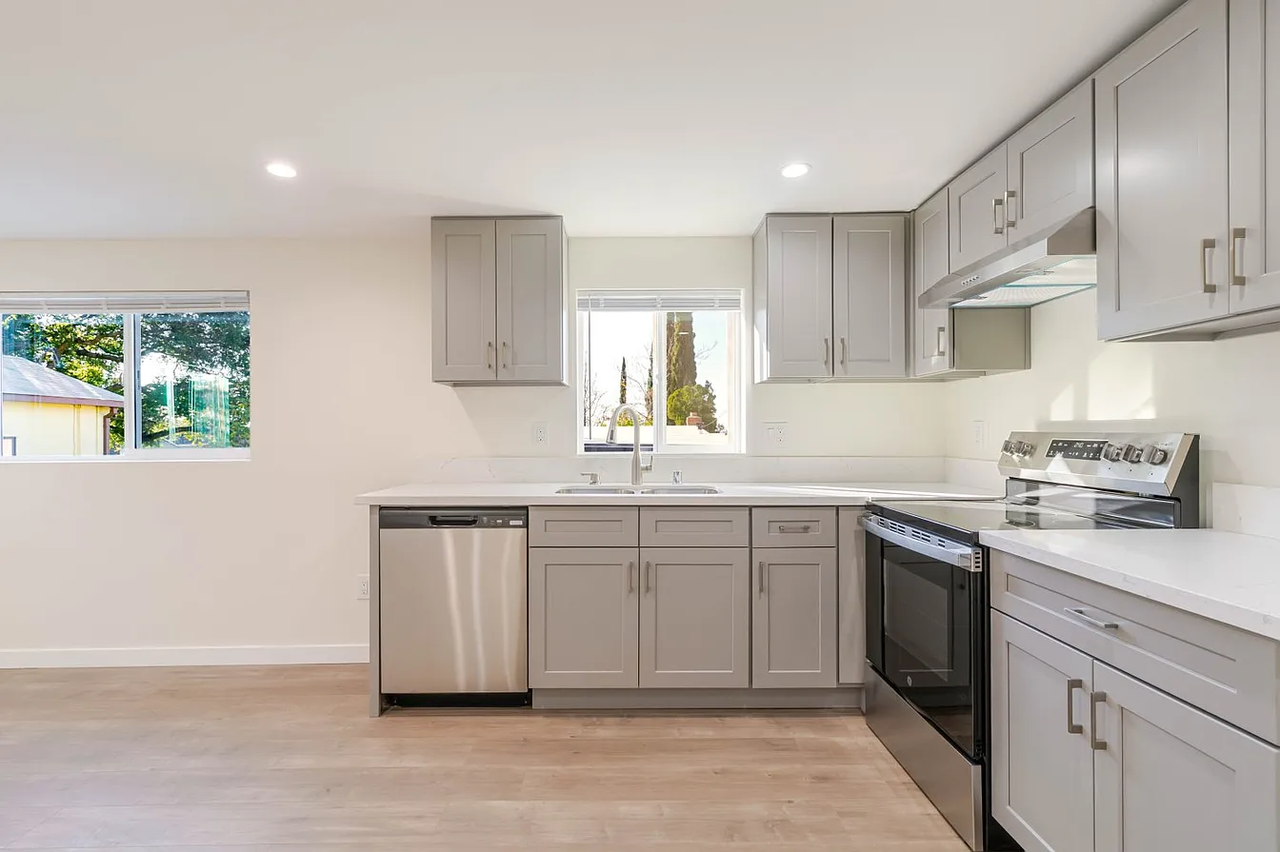 10528 1/4 Hillhaven Ave - Photo 7 of 12