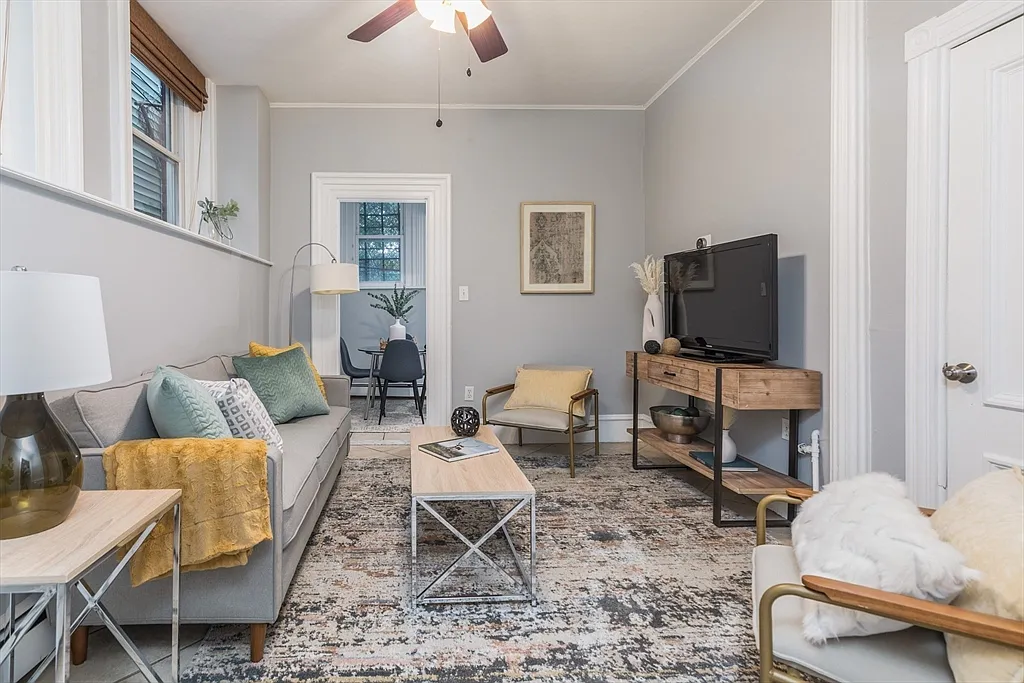 351 Dorchester St - Photo 2 of 10