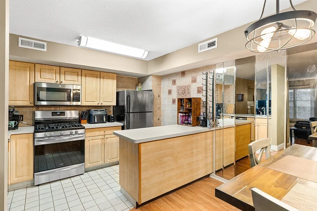 80 Williamsburg Dr #80 - Photo 2 of 11