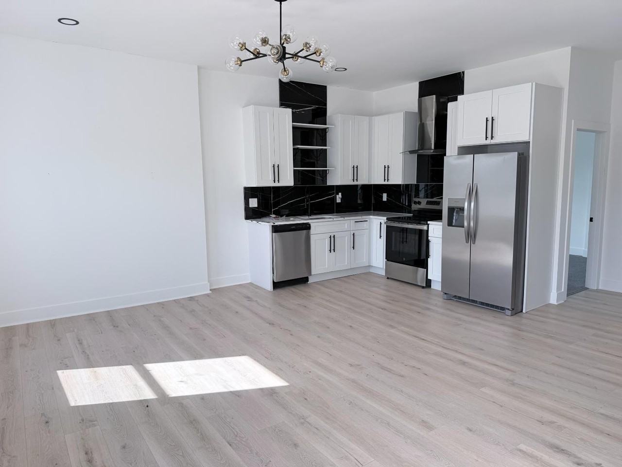 828  E Main St - Photo 5 of 10