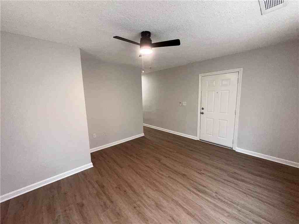 197 South Ave Se Apt C - Photo 4 of 12