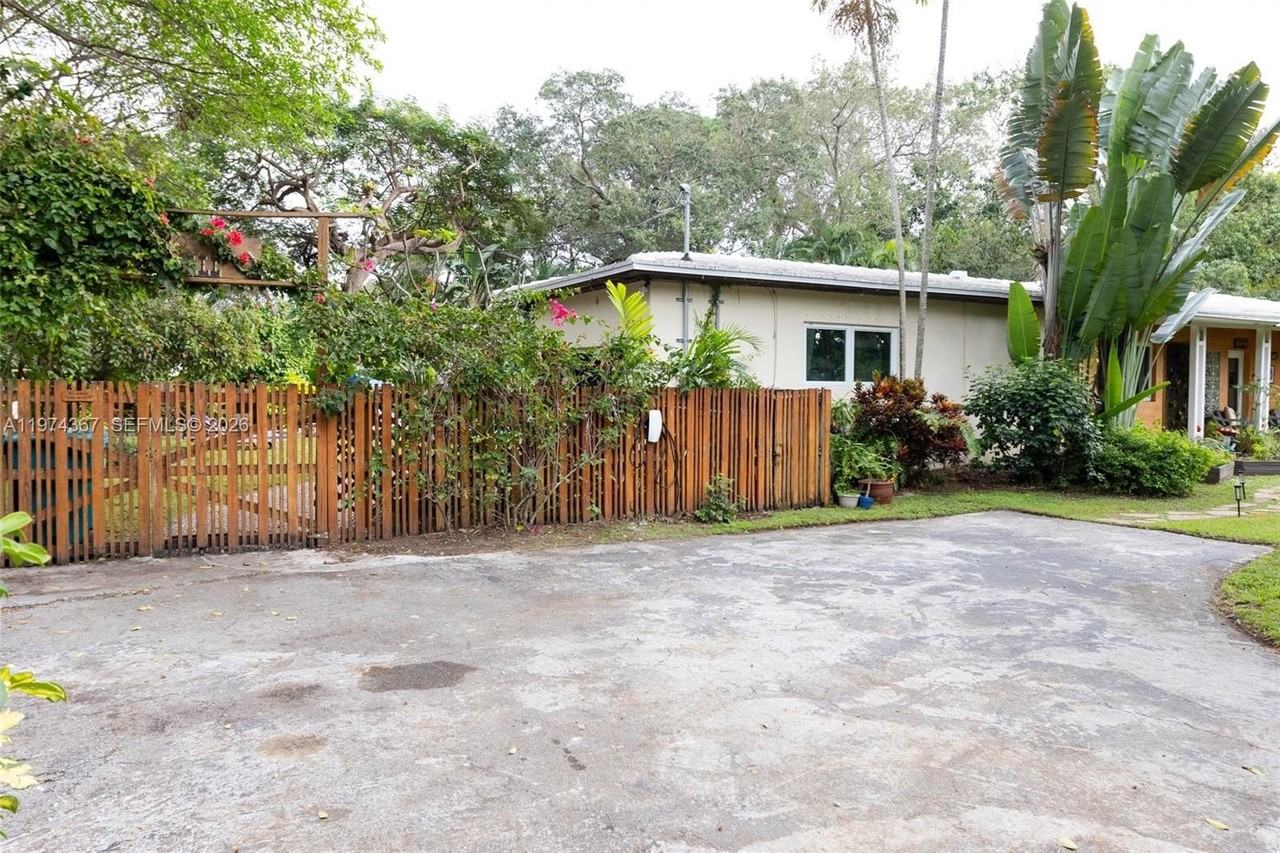 750 Ne 120th St - Photo 2 of 50