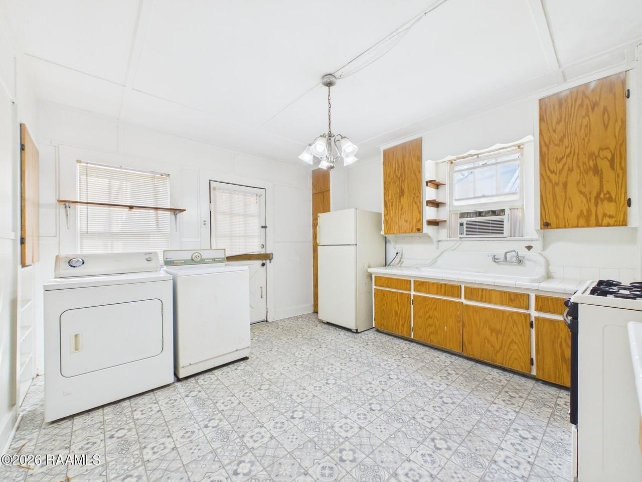 324 General Mouton Ave - Photo 7 of 15