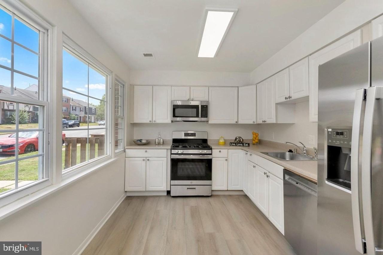 1132 James Madison Cir - Photo 6 of 19