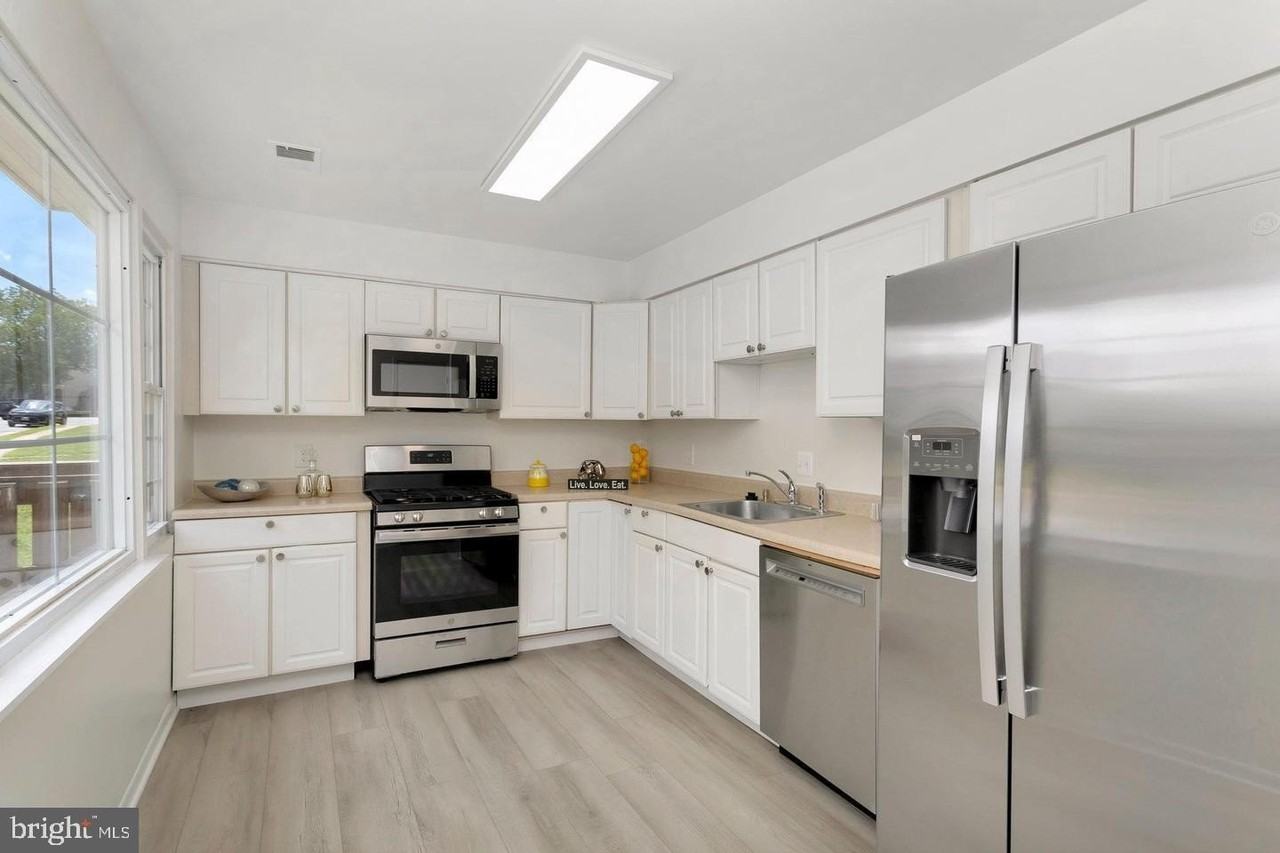 1132 James Madison Cir - Photo 7 of 19