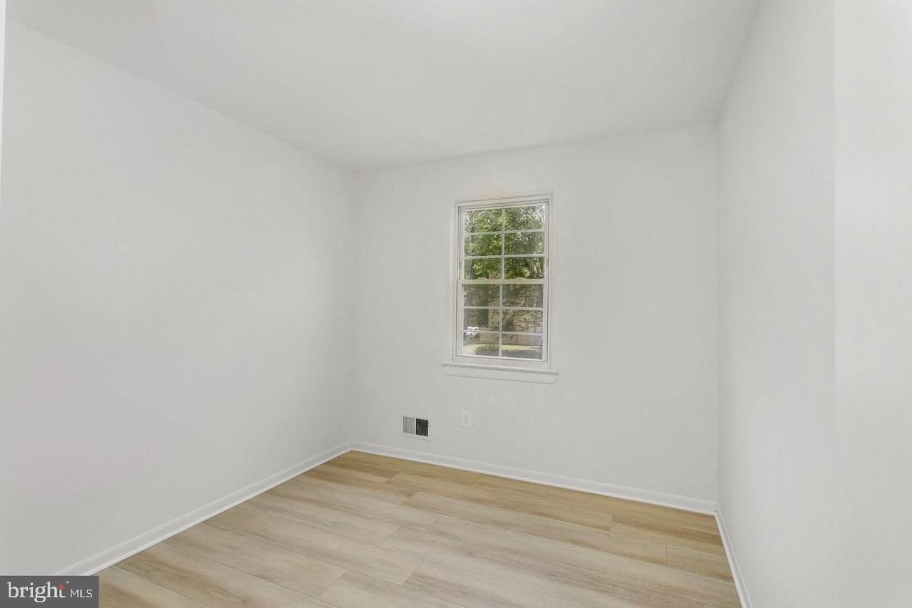 1132 James Madison Cir - Photo 5 of 19