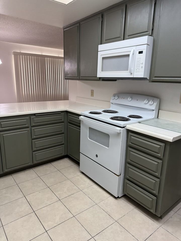 567 North Hermosa Drive - Photo 2 of 15