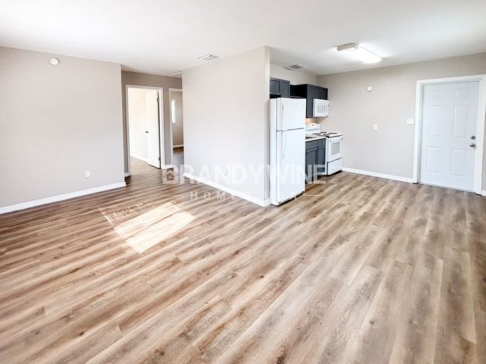 2002 E Fairbanks St - Photo 4 of 16