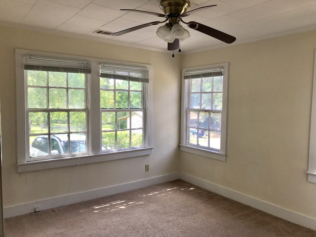 300 Corman Ave - Photo 5 of 11