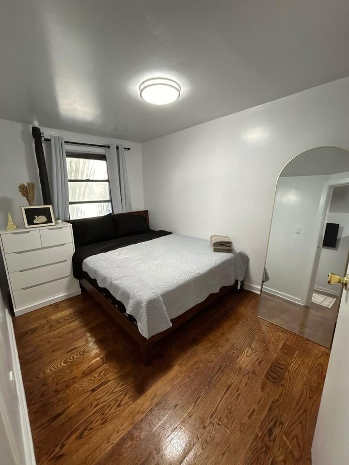 225 E 30th St #1473161P - Photo 2 of 5