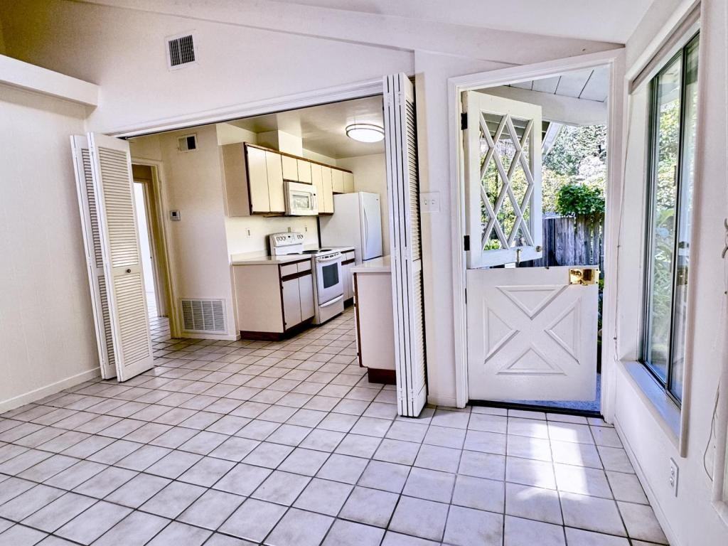 251 Karen Way - Photo 4 of 23