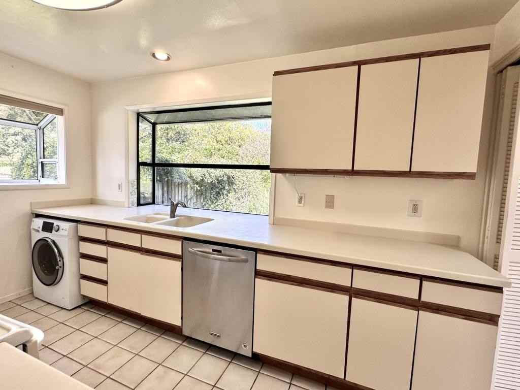 251 Karen Way - Photo 6 of 23