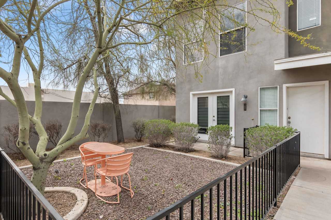 1205 W Roosevelt St #1237 - Photo 3 of 25