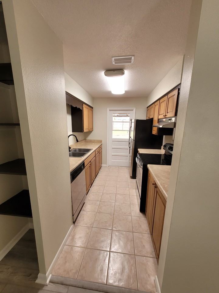 1151 Nw Ashley St - Photo 4 of 9